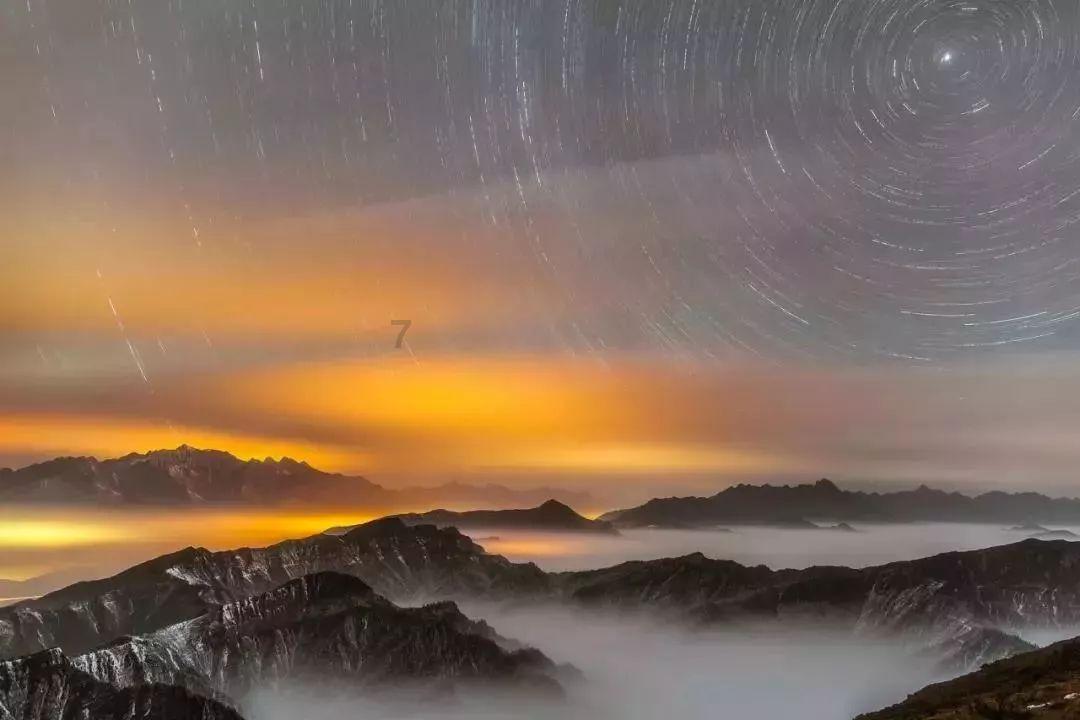 谁知道这是啥，屁股蛋子上涨了一块又疼又痒？