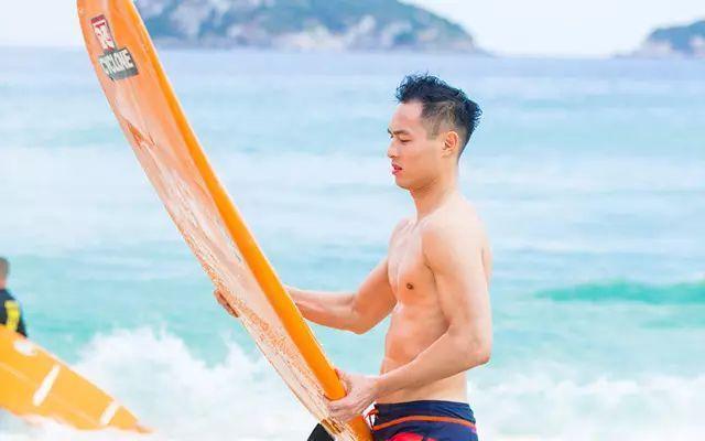 努力向上的铁球