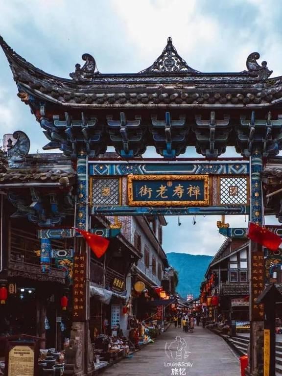 巴黎时装周:国内明星齐露怯,周杰伦似暴发户,朱一龙造型拉胯
